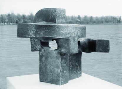 'Alrededor del vacío', de Eduardo Chillida.