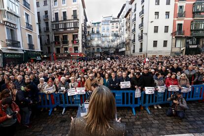 La alcaldesa de Pamplona, Cristina Ibarrola (de espaldas), interviene durante la concentración "Pamplona no se vende", este domingo en Pamplona.