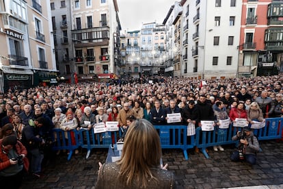 La alcaldesa de Pamplona, Cristina Ibarrola (de espaldas), interviene durante la concentración "Pamplona no se vende", este domingo en Pamplona.