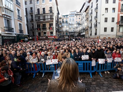 La alcaldesa de Pamplona, Cristina Ibarrola (de espaldas), interviene durante la concentración "Pamplona no se vende", este domingo en Pamplona.