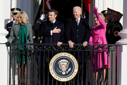Los presidentes de EE UU y Francia, Joe Biden y Emmanuel Macron, presencian junto a sus esposas, Jill y Brigitte, el desfile de bienvenida en el balcón de la Casa Blanca.  