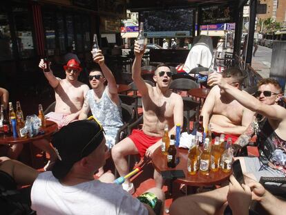 Británicos bebiendo cerveza en Benidorm