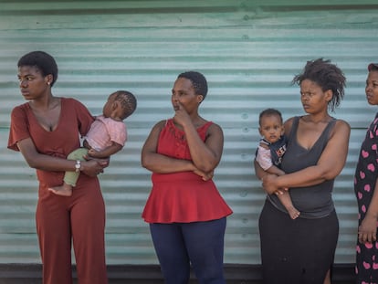 Una fila de mujeres espera a la distribución de alimentos en el asentamiento informal de Nkanini en Durban, Sudáfrica, el 22 de abril de 2022.