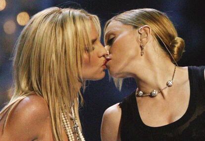 Madonna (i) se besa con la cantante Britney Spears durante los MTV Video Music Awards, el 28 de agosto de 2003, en Nueva York (EE UU).