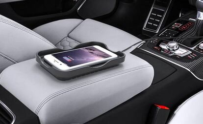 Pensado para utilizar en el coche, se integra en cualquier superficie del vehículo. Su diseño de silicona evita que el smartphone se desplace de forma accidental durante los trayectos y es compatible con la carga rápida. PVP: 29,90 euros www.miniBatt.com