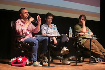 El escritor Leopoldo Brizuela, al hablar durante el debate de la Flip.