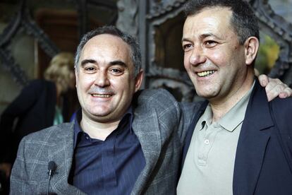 14/04/2009. Vicente Todolí, director de la Tate Modern de Londres, y Ferran Adrià posan a las puertas de La Pedrera durante la presentación del libro 'Comer para pensar. Pensar para comer' en el que Todolí y Richard Hamilton, uno de los padres del pop-art, quisieron reflejar la relación de la cocina de Adrià con el mundo del arte.