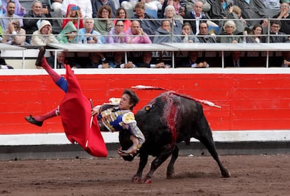 Un momento de la tremenda voltereta que sufrió Roca Rey en el tercer toro de la tarde.