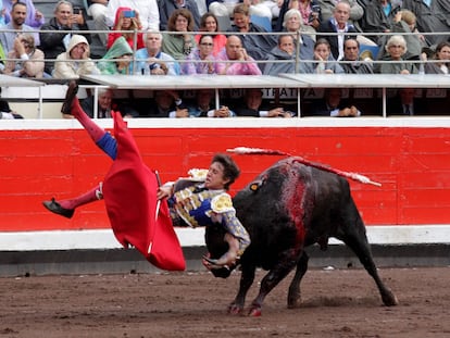 Un momento de la tremenda voltereta que sufrió Roca Rey en el tercer toro de la tarde.