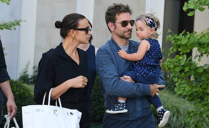 Irina Shayk y Bradley Cooper con su hija Lea en Venecia.
