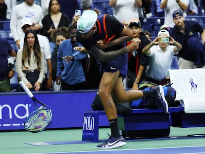 Kyrgios rompe la raqueta tras finalizar el partido contra Khachanov en Nueva York.