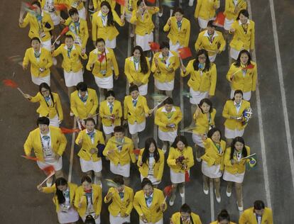 El contingente de China (CHN) entra en el estadio.