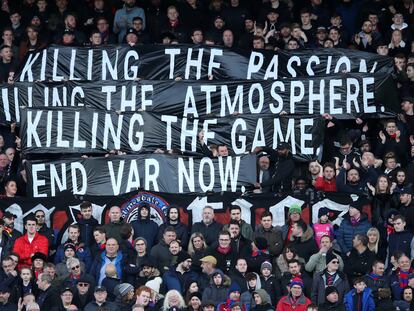 Los aficionados del Crystal Palace con una pancarta contra el VAR en enero de 2020.