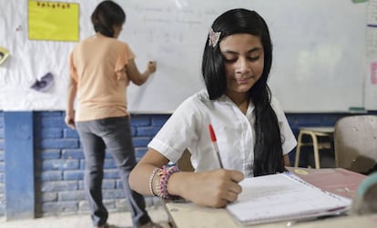 Reina Portillo, de 12 años, en una escuela en El Salvador