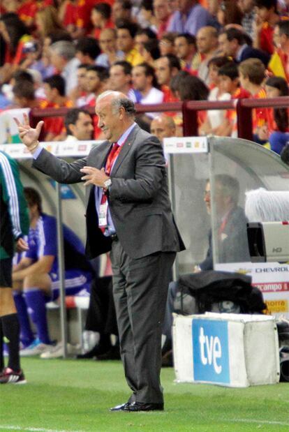Vicente del Bosque da instrucciones durante el partido ante Liechtenstein.