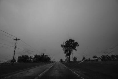 Una fuerte tormenta cae en una la carretera de Iowa.