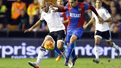 Feghouli disputa el bal&oacute;n con To&ntilde;o.