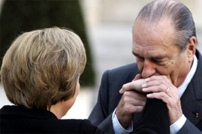 Merkel, junto al presidente Jacques Chirac.