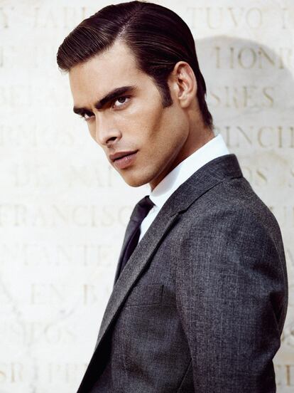 Jon Kortajarena, con una chaqueta gris marengo de Dolce& Gabbana, camisa blanca de Dsquared2, corbata de lana de Hermès.