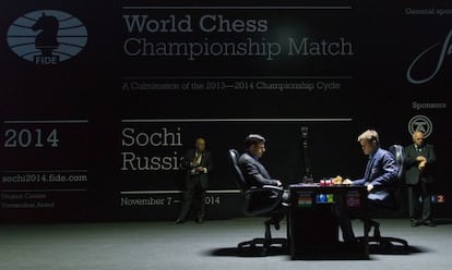 Carlsen y Anand, durante la final del Campeonato del Mundo de ajedrez.
