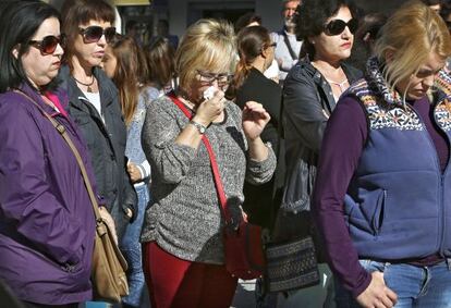 Vecinas de Llíria han guardado este mediodía tres minutos de silencio en repulsa por el doble asesinato machista.