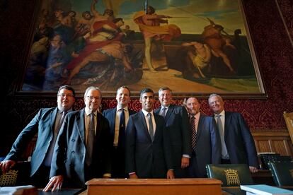 Rishi Sunak, en el centro, posa con los miembros del Comité 1922 de su partido en el Parlamento este lunes, tras anunciarse su nombramiento. 