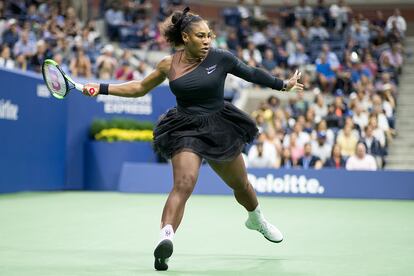 Así lucía durante el Usa Open del año pasado con el tutú diseñado por el nuevo gurú de la moda, Virgil Abloh (fundador de Off-White y responsable de la línea masculina de Louis Vuitton).  Su elección se hizo viral al convertirse en la respuesta perfecta a las declaraciones de Giudicelli que parecieron olvidar que el mono que había llevado la tenista era mucho más que una elección estética. La malla negra, que en palabras de la propia jugadora hacía que se sintiese como una superheroína, ayudaba a solucionar los problemas de coagulación que Williams sufrió tras dar a luz a su hija, Alexis Olympia.