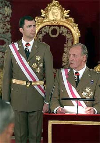 El Rey, junto al Príncipe de Asturias, durante el acto de la Pascua militar.