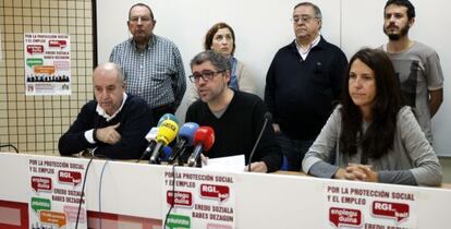 Unai Sordo (centro) junto a Raúl Arza y miembros de CC OO y UGT.