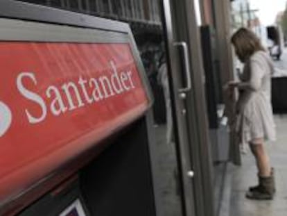 Imagen del cajero automático de una sucursal del Banco Santander en Londres, Reino Unido. EFE/Archivo