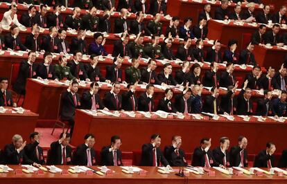 Los representates del Partido Comunista Chino votan igual que el presidente Xi Jiping (abajo en el centro) en el Congreso del PCCh.