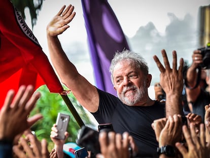 Lula da Silva among his supporters, the day after his release from prison, in São Bernardo do Campo, Brazil, on November 9, 2019.