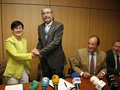 La fiscal jefe del Superior, María Ángeles Montes, saluda en el acto de firma del protocolo al presidente del Consejo de Médicos, Kepa Urigoitia, en presencia del presidente del colegio vizcaíno, Cosme Naveda.
