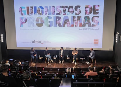 Desde la izquierda, Carolina Franquiz, Dani Rodríguez, Joserra Fudio, Óscar Arenas y el moderador, Borja Terán, en una de las mesas redondas del encuentro de guionistas organizado por ALMA el pasado viernes en la Academia de Cine en Madrid. 