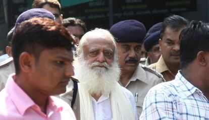 Asaram Bapu, escoltado por la policía a su salida de un tribunal en Gandhinagar, en octubre de 2013.