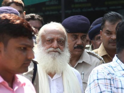 Asaram Bapu, escoltado por la policía a su salida de un tribunal en Gandhinagar, en octubre de 2013.