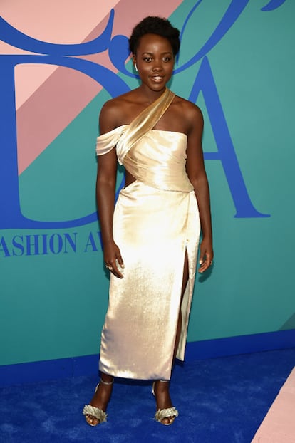 Lupita Nyong'o se decantó por este vestido dorado de Jason Wu.