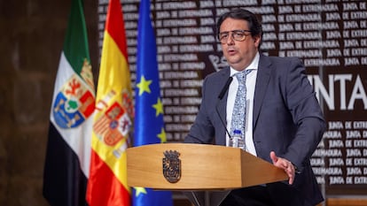 Extremadura health chief José María Vergeles announcing that face masks are now mandatory in public. 