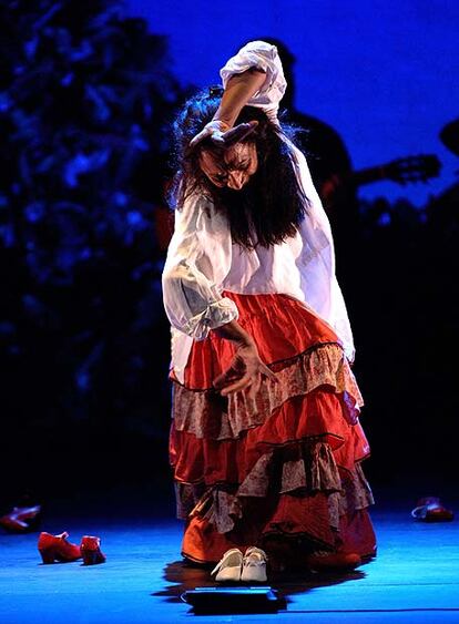 Carmen Cortés baila en una escena de <i>Mujeres de Lorca.</i>