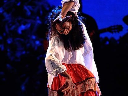 Carmen Cortés baila en una escena de <i>Mujeres de Lorca.</i>