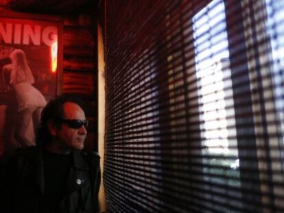 Johnny Cifuentes en su bar, el Cocodrilo, abierto desde hace 27 a&ntilde;os. 