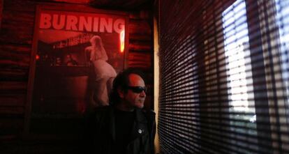 Johnny Cifuentes en su bar, el Cocodrilo, abierto desde hace 27 años.