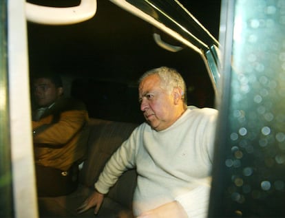 Gilberto Rodríguez Orejuela, que fuera líder del cartel de Cali, subiendo a un auto al ser liberado de la prisión de Cumbita por buen comportamiento, en Tunia (Colombia), en 2002.