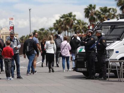 Dos agents de la Urbana al lloc on s'instal·len els manters.