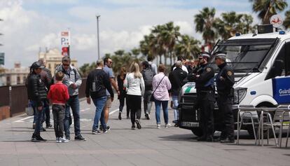 Dos agentes de la Urbana en el lugar donde se instalan los manteros