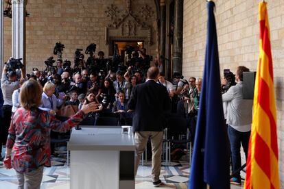 Los medios esperan la intervención del presidente catalán Carles Puigdemont en el Palau de la Generalitat.