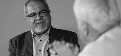 Tulio Hernández conversa con Juan Cruz.