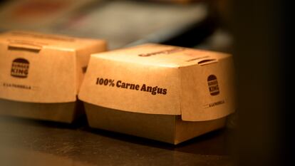 ¿Para comer aquí o para llevar disfrutando?
