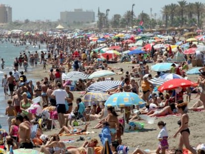 Ba&ntilde;istas en la playa de la Misericordia de M&aacute;laga este verano.