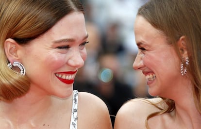 Las actrices Lea Seydoux (a la izquierda) y Sara Forestier se miran antes de la proyección de la película 'Roubaix, une lumiere'.